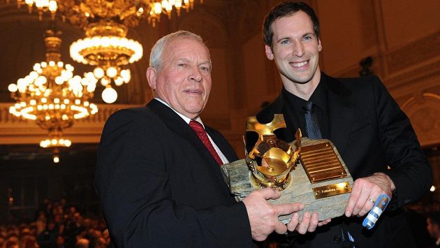 Ivo Viktor (vlevo) a Petr Čech během vyhlášení výsledků ankety Fotbalista roku 2012 na pražském Žofíně. Ivo Viktor (vlevo) a Petr Čech během vyhlášení výsledků ankety Fotbalista roku 2012 na pražském Žofíně.