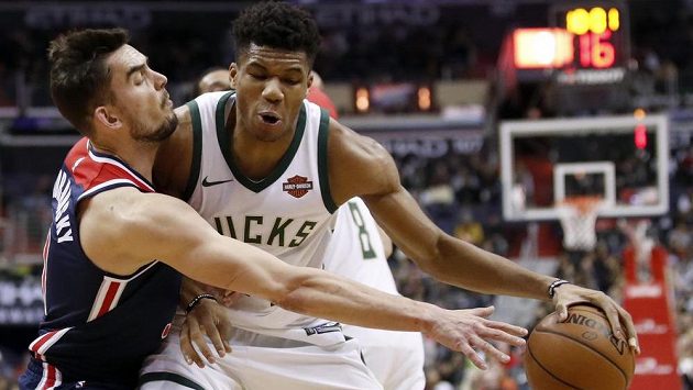 Tomáš Satoranský (vlevo) z Washingtonu se snaží bránit hvězdného Řeka Adetokunba z Milwaukee. Tomáš Satoranský (vlevo) z Washingtonu se snaží bránit hvězdného Řeka Adetokunba z Milwaukee.
