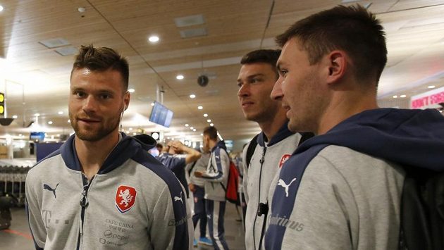 Tak kde máme kufry, pánové...? Zleva Ondřej Čelůstka, Jiří Pavlenka a Jaromír Zmrhal na letiši po přistání v Oslu. Tak kde máme kufry, pánové...? Zleva Ondřej Čelůstka, Jiří Pavlenka a Jaromír Zmrhal na letiši po přistání v Oslu.