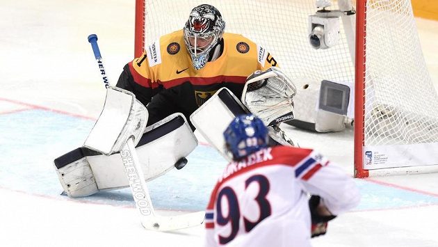Jakub Voráček střílí třetí gól proti Německu. Jakub Voráček střílí třetí gól proti Německu.
