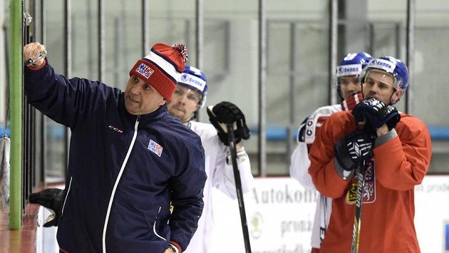 Trenér Vladimí Růžička během tréninku české hokejové reprezentace. Trenér Vladimí Růžička během tréninku české hokejové reprezentace.