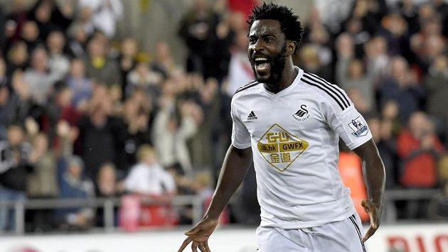 Útočník Swansea Bony Wilfried slaví gól. Útočník Swansea Bony Wilfried slaví gól.
