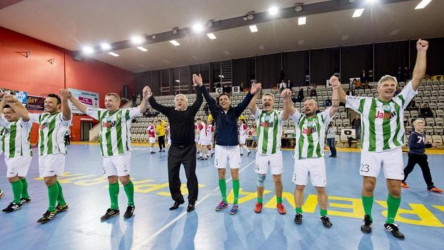 Hráči Bohemians Praha se radují z vítězství na vánočním turnaji fotbalových internacionálů. Hráči Bohemians Praha se radují z vítězství na vánočním turnaji fotbalových internacionálů.