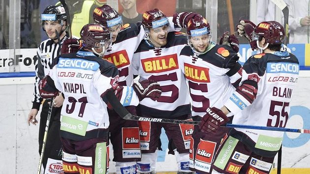 Hokejisté Sparty se radují z gólu proti Zlínu. Hokejisté Sparty se radují z gólu proti Zlínu.