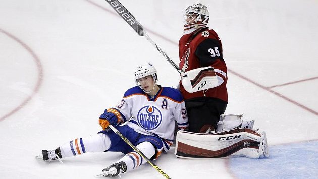 Edmontonský útočník Ryan Nugent-Hopkins po kolizi s brankářem Louisem Dominguem z Arizony. Edmontonský útočník Ryan Nugent-Hopkins po kolizi s brankářem Louisem Dominguem z Arizony.