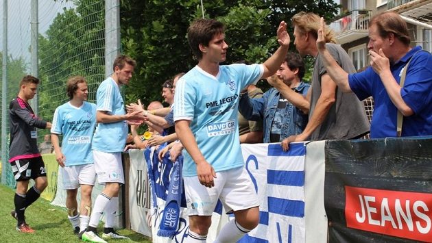 Fotbalisté Slavoje Vyšehrad s fanoušky. Fotbalisté Slavoje Vyšehrad s fanoušky.
