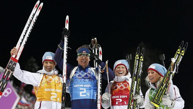 Tora Bergerová (třetí zleva) po nedávném triumfu ve smíšesné štafetě na ZOH v Soči. Napravo Tiril Eckhoffová, zleva Ole-Einar Björndalen a Emil-Hegle Svendsen. Tora Bergerová (třetí zleva) po nedávném triumfu ve smíšesné štafetě na ZOH v Soči. Napravo Tiril Eckhoffová, zleva Ole-Einar Björndalen a Emil-Hegle Svendsen.