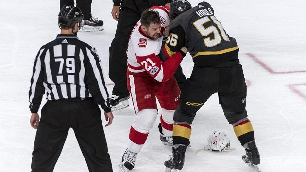 Slovenský hokejista Tomáš Tatar se v dresu Detroitu dokáže i poprat, jako v tomto případě s Erikem Haulou z týmu Vegas Golden Knights. Slovenský hokejista Tomáš Tatar se v dresu Detroitu dokáže i poprat, jako v tomto případě s Erikem Haulou z týmu Vegas Golden Knights.