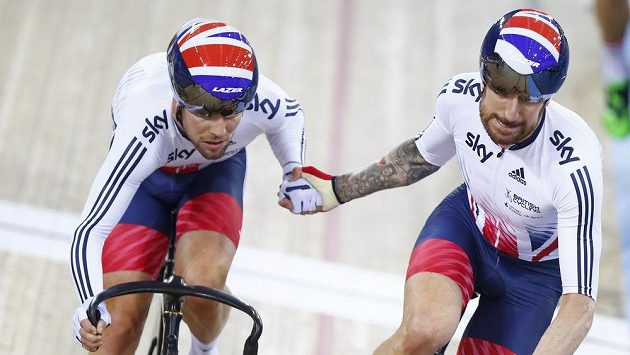 Britští cyklisté Sir Bradley Wiggins (vpravo) a Mark Cavendish v cíli bodovacího závodu na MS. Ilustrační foto. Britští cyklisté Sir Bradley Wiggins (vpravo) a Mark Cavendish v cíli bodovacího závodu na MS. Ilustrační foto.