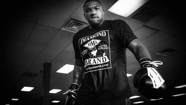 Walt "Big Ticket" Harris se vrací po rodinné tragédii do okagonu. Walt "Big Ticket" Harris se vrací po rodinné tragédii do okagonu.