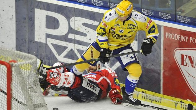 Pardubický útočník Tomáš Marcinko (dole) a Robert Říčka ze Zlína v utkání 32. kola Tipsport extraligy. Pardubický útočník Tomáš Marcinko (dole) a Robert Říčka ze Zlína v utkání 32. kola Tipsport extraligy.