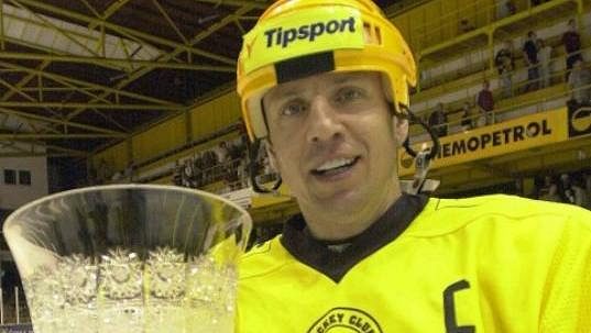 Petr Klíma v litvínovském dresu na snímku z roku 2002 s pohárovou trofejí. Petr Klíma v litvínovském dresu na snímku z roku 2002 s pohárovou trofejí.