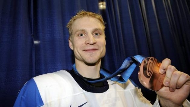 Finský hokejista Niko Kapanen s bronzovou olympijskou medaili z Vancouveru. Finský hokejista Niko Kapanen s bronzovou olympijskou medaili z Vancouveru.