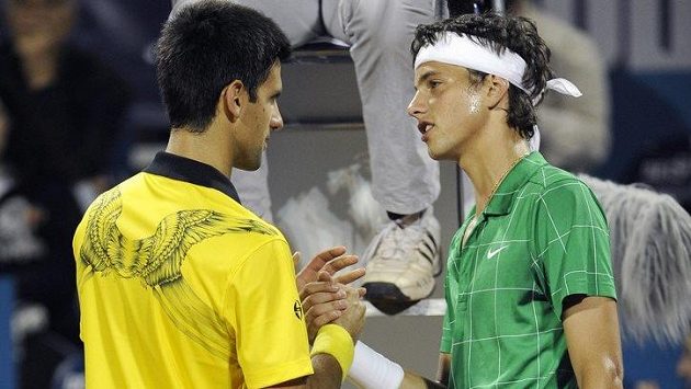 Srbský tenisový idol Novak Djokovič (vlevo) s talentovaným krajanem Filipem Krajinovičem na turnaji v Bělehradu. Srbský tenisový idol Novak Djokovič (vlevo) s talentovaným krajanem Filipem Krajinovičem na turnaji v Bělehradu.