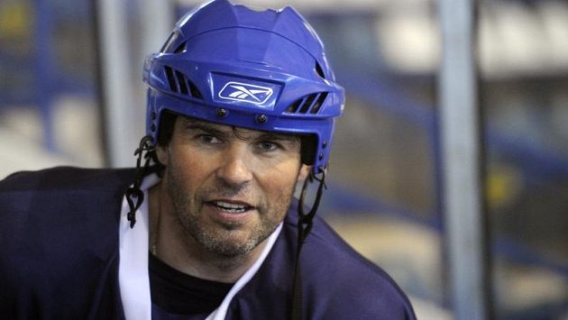 Jaromír Jágr zahájil přípravu na ledě extraligového Kladna. Jaromír Jágr zahájil přípravu na ledě extraligového Kladna.