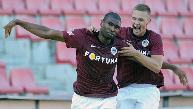 Střelci Sparty se radují - Léonard Kweuke (vlevo) a Pavel Kadeřábek. Střelci Sparty se radují - Léonard Kweuke (vlevo) a Pavel Kadeřábek.