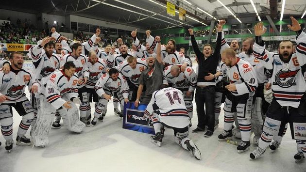Hokejisté Chomutova slaví postup do extraligy. Hokejisté Chomutova slaví postup do extraligy.