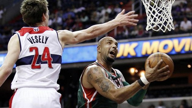 Jan Veselý atakuje Drewa Goodena z Milwaukee - ilustrační foto. Jan Veselý atakuje Drewa Goodena z Milwaukee - ilustrační foto.