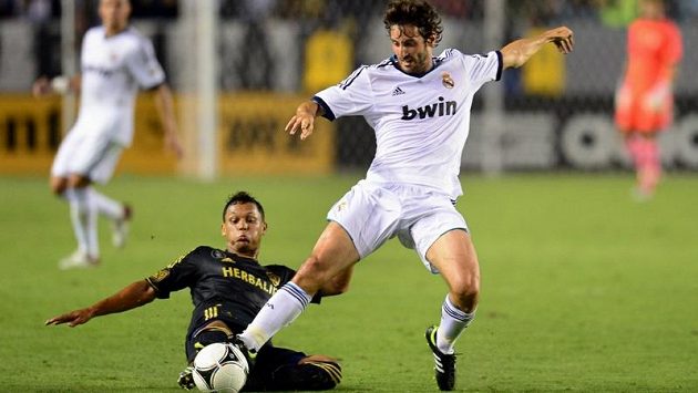 Španělský záložník Esteban Granero (vpravo) ještě jako hráč Realu Madrid v souboji s Kennym Walkerem v přátelském utkání s LA Galaxy Španělský záložník Esteban Granero (vpravo) ještě jako hráč Realu Madrid v souboji s Kennym Walkerem v přátelském utkání s LA Galaxy