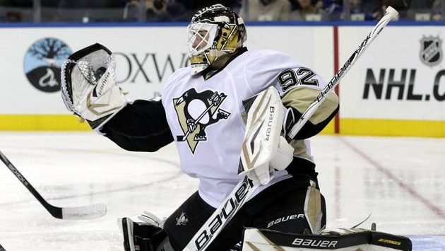 Gólman Pittsburghu Tomáš Vokoun chytá puk v zápase s New Yorkem Rangers. Gólman Pittsburghu Tomáš Vokoun chytá puk v zápase s New Yorkem Rangers.