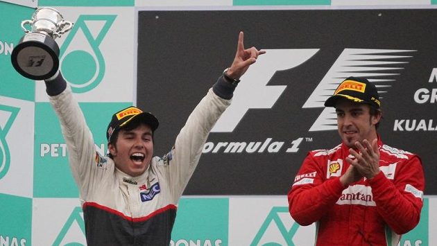Mexičan Sergio Pérez a Španěl Fernando Alonso na pódiu při slavnostním vyhlašování po Velké ceně Malajsie. Mexičan Sergio Pérez a Španěl Fernando Alonso na pódiu při slavnostním vyhlašování po Velké ceně Malajsie.