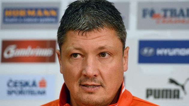 Trenér bulharské reprezentace Ljuboslav Penev před tréninkem na Letné. Trenér bulharské reprezentace Ljuboslav Penev před tréninkem na Letné.
