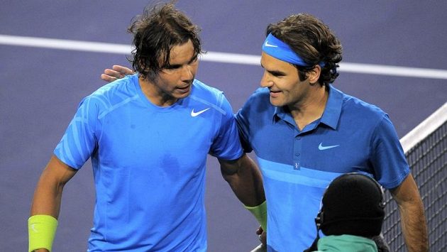 Rafael Nadal (vlevo) gratuluje Rogeru Federerovi k postupu do finále turnaje v Indian Wells. Rafael Nadal (vlevo) gratuluje Rogeru Federerovi k postupu do finále turnaje v Indian Wells.