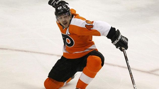 Letec Danny Briere slaví gól v síti Pittsburghu. Letec Danny Briere slaví gól v síti Pittsburghu.