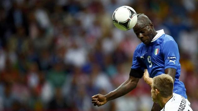 Ital Mario Balotelli střílí gól hlavou do německé sítě v semifinále mistrovství Evropy. V té době už věděl, že se stane otcem. Ital Mario Balotelli střílí gól hlavou do německé sítě v semifinále mistrovství Evropy. V té době už věděl, že se stane otcem.