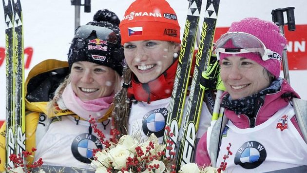 Na stupních vítězů: zleva stříbrná Němka Miriam Gössnerová, vítězná Gabriela Soukalová a vpravo třetí Naděžda Skardinová z Běloruska Na stupních vítězů: zleva stříbrná Němka Miriam Gössnerová, vítězná Gabriela Soukalová a vpravo třetí Naděžda Skardinová z Běloruska