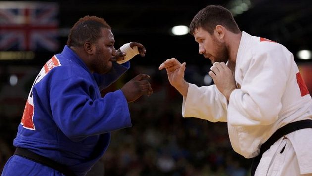 Konžský judista Cedric Mandembo (vlevo) prohrál v 1. kole olympijské soutěže s Rusem Michajlinem a poté se ztratil neznámo kam. Konžský judista Cedric Mandembo (vlevo) prohrál v 1. kole olympijské soutěže s Rusem Michajlinem a poté se ztratil neznámo kam.