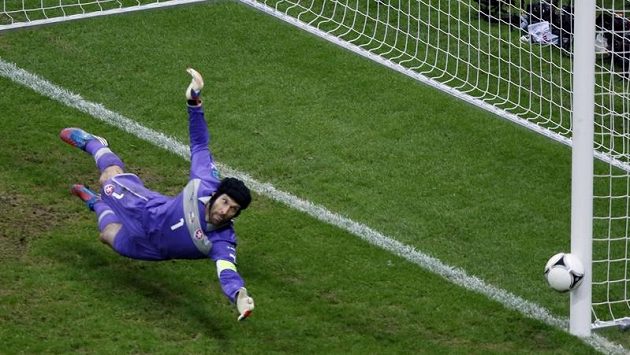 Cristiano Ronaldo už překonal Petra Čecha, gólu se ale postavila tyč. Cristiano Ronaldo už překonal Petra Čecha, gólu se ale postavila tyč.