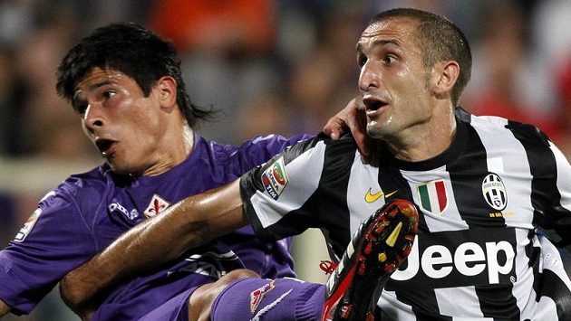 Giorgio Chiellini z Juventusu (vpravo) v souboji s obráncem Roncagliou z Fiorentiny. Giorgio Chiellini z Juventusu (vpravo) v souboji s obráncem Roncagliou z Fiorentiny.