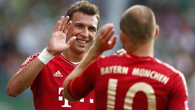 Mario Mandžukič (vlevo) a Arjen Robben z Bayernu Mnichov se radují po třetím gólu v utkání proti Fürthu Mario Mandžukič (vlevo) a Arjen Robben z Bayernu Mnichov se radují po třetím gólu v utkání proti Fürthu