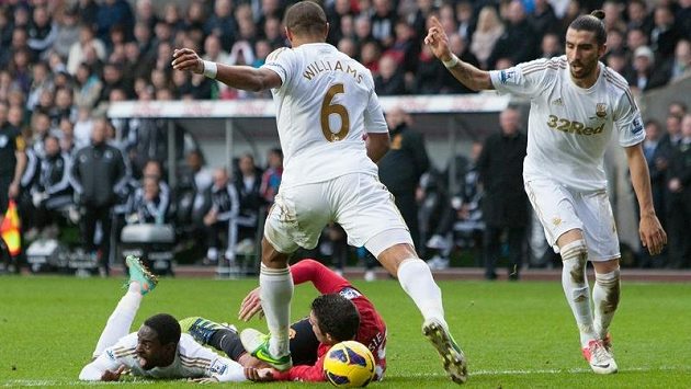 Ashley Williams nakopl míč do Robina van Persieho. Ashley Williams nakopl míč do Robina van Persieho.