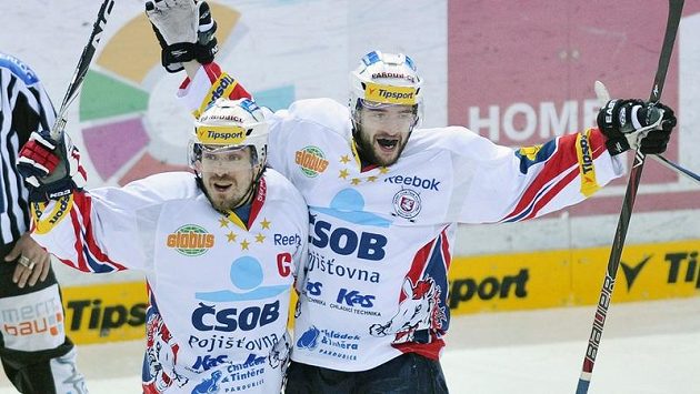 Hokejisté Pardubic Jan Starý (vlevo) a Petr Koukal se radují z branky do liberecké sítě. Hokejisté Pardubic Jan Starý (vlevo) a Petr Koukal se radují z branky do liberecké sítě.