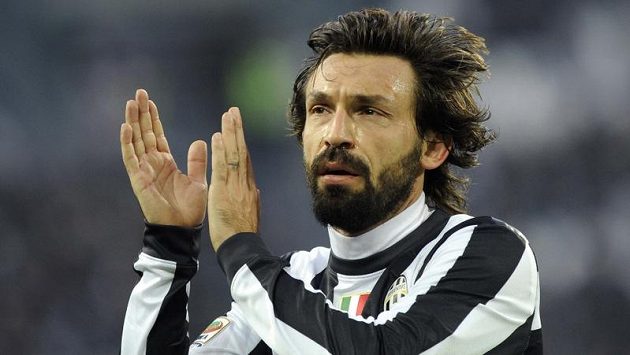 Andrea Pirlo z Juventusu tleská během utkání s Atalantou. Andrea Pirlo z Juventusu tleská během utkání s Atalantou.