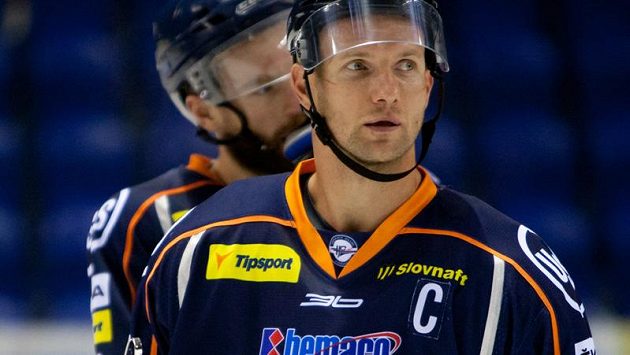 Hokejista Košic Martin Štrbák utrpěl dvojnásobnou zlomeninu lebky. Hokejista Košic Martin Štrbák utrpěl dvojnásobnou zlomeninu lebky.