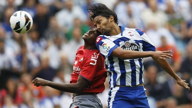 Abel Aguilar z La Coruňi (vpravo) v hlavičkovém souboji s Raoulem Loem z Osasuny Pamplona. Abel Aguilar z La Coruňi (vpravo) v hlavičkovém souboji s Raoulem Loem z Osasuny Pamplona.