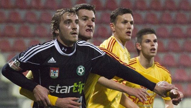 Milan Mišůn (vpředu) v dresu Příbrami v utkání s Duklou. Milan Mišůn (vpředu) v dresu Příbrami v utkání s Duklou.