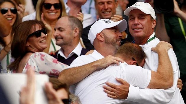 Z triumfu svého svěřence ve Wimbledonu se radoval i Ivan Lendl (vpravo). Z triumfu svého svěřence ve Wimbledonu se radoval i Ivan Lendl (vpravo).