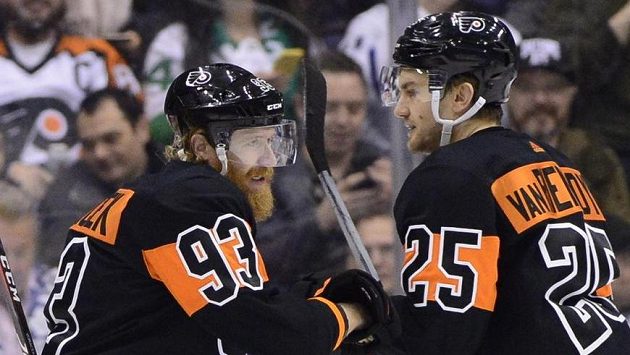 Jakub Voráček (vlevo) z Philadelphie slaví svůj gól s Jamesem van Riemsdykem. Ilustrační snímek. Jakub Voráček (vlevo) z Philadelphie slaví svůj gól s Jamesem van Riemsdykem. Ilustrační snímek.