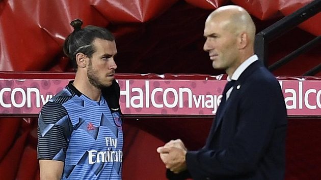 Trenér fotbalového Realu Madrid Zinédine Zidane (vpravo) a fotbalista Gareth Bale Trenér fotbalového Realu Madrid Zinédine Zidane (vpravo) a fotbalista Gareth Bale