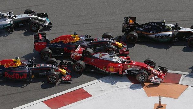 Inkriminovaný okamžik, kdy domácí Daniil Kvjat (vlevo) z Red Bullu vrazil zezadu do Sebastiana Vettela (druhý zprava). Pro německého pilota Ferrari tak skončil závod v Soči hned v 1. kole. Inkriminovaný okamžik, kdy domácí Daniil Kvjat (vlevo) z Red Bullu vrazil zezadu do Sebastiana Vettela (druhý zprava). Pro německého pilota Ferrari tak skončil závod v Soči hned v 1. kole.