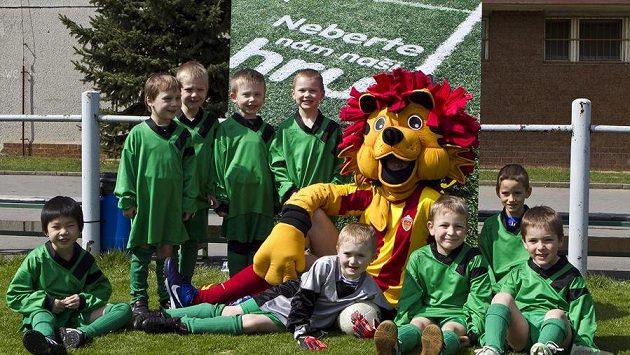 Fotbal láká do svých řad děti a třeba akce Můj první gól mu k tomu pomohla. Fotbal láká do svých řad děti a třeba akce Můj první gól mu k tomu pomohla.