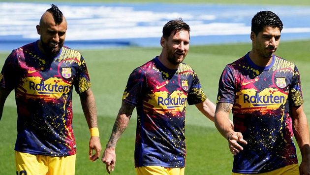 Barcelonské trio Arturo Vidal (vlevo), Lionel Messi (uprostřed) a Luis Suárez. Dva z nich mají být už na odchodu Barcelonské trio Arturo Vidal (vlevo), Lionel Messi (uprostřed) a Luis Suárez. Dva z nich mají být už na odchodu