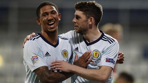 Ryan Christie (vpravo), autor vítězné trefy Skotska, se raduje se spoluhráčem Liamem Palmerem. Ryan Christie (vpravo), autor vítězné trefy Skotska, se raduje se spoluhráčem Liamem Palmerem.