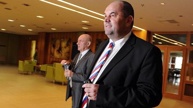 Předseda FAČR Miroslav Pelta údajně konečně vyřešil spor ohledně tří Bohemek. Předseda FAČR Miroslav Pelta údajně konečně vyřešil spor ohledně tří Bohemek.