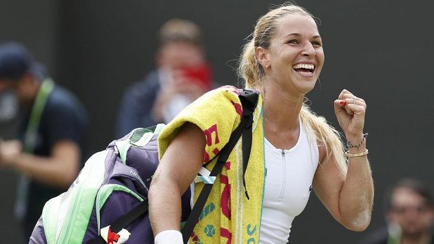 Slovenská tenistka Dominika Cibulková slaví vítězství nad Polkou Agnieszkou Radwaňskou a postup do čtvrtfinále Wimbledonu. Slovenská tenistka Dominika Cibulková slaví vítězství nad Polkou Agnieszkou Radwaňskou a postup do čtvrtfinále Wimbledonu.