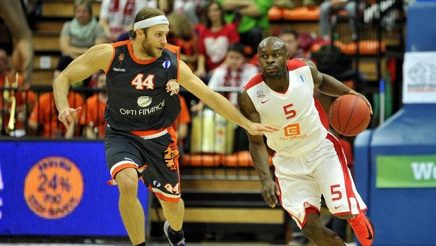 Zleva Vaughn Duggins z Le Mans a Thomas Massamba z Nymburka v utkání 8. kola skupiny A Evropského poháru basketbalistů. Zleva Vaughn Duggins z Le Mans a Thomas Massamba z Nymburka v utkání 8. kola skupiny A Evropského poháru basketbalistů.